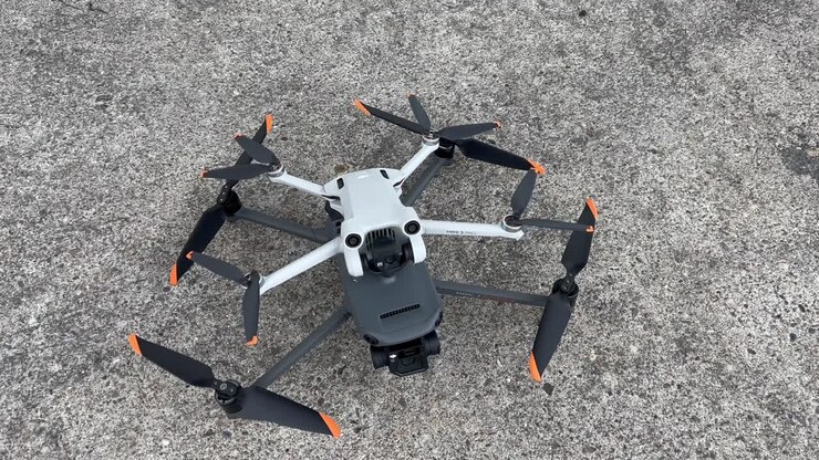 Aqui você vê o drone profissional DJI Mavic 3 Enterprise e o DJI Mini 3 Pro de cima