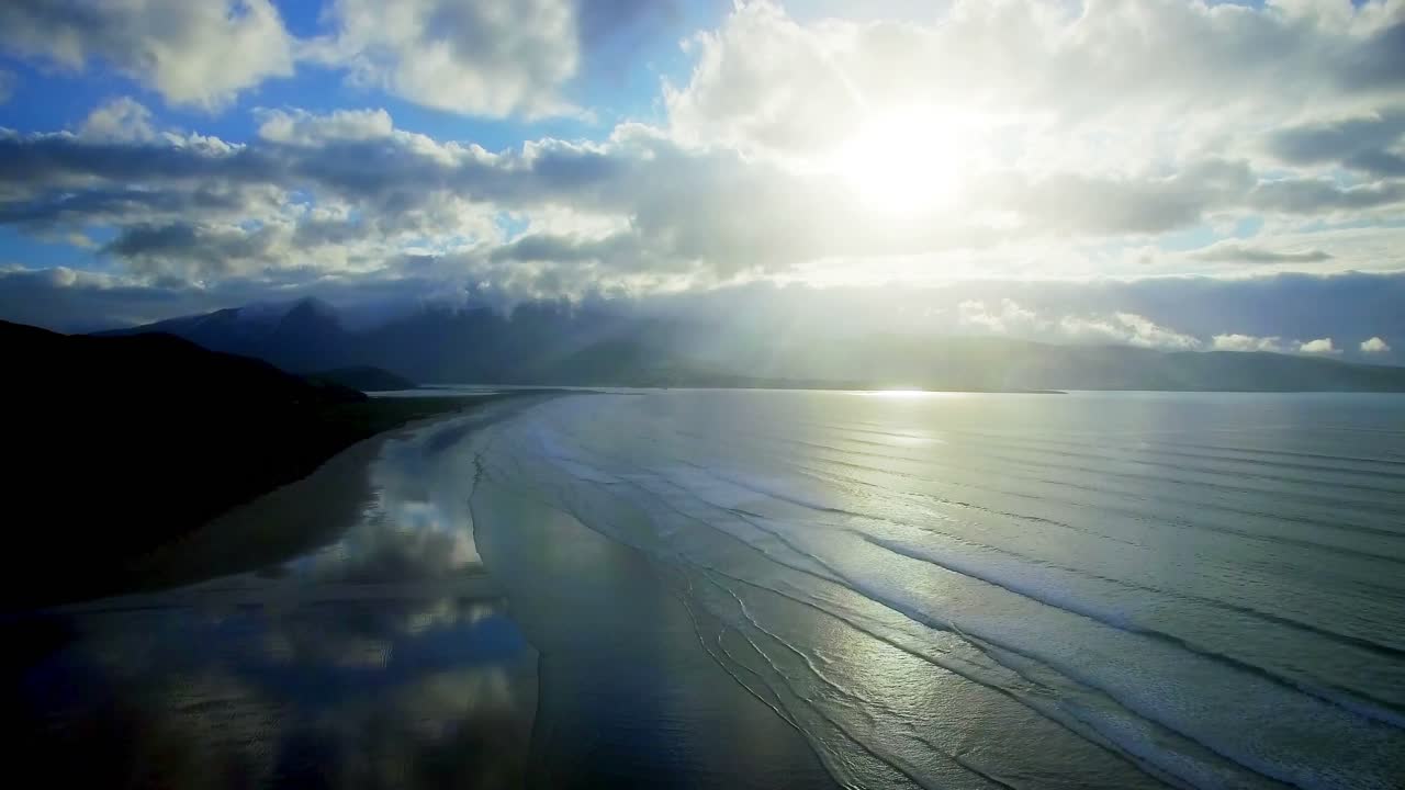 평온한 바다 위에 구름이 쌓인 하늘 4k