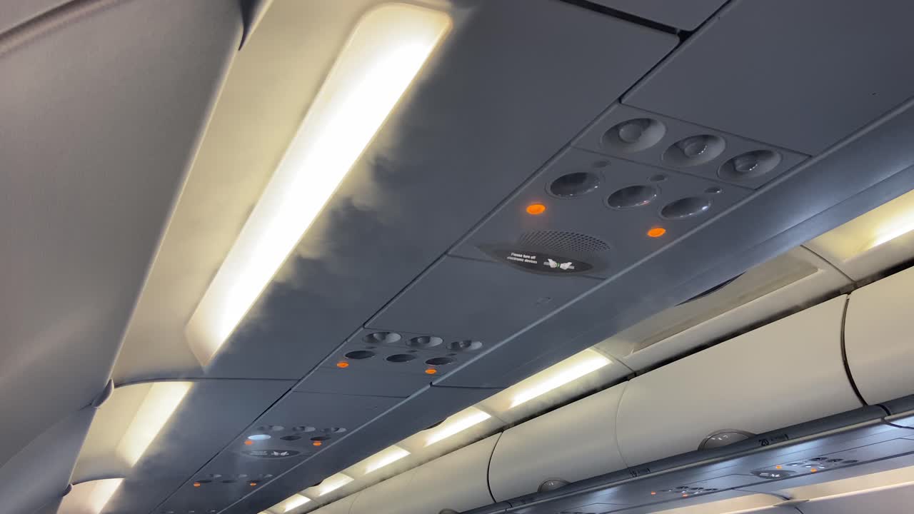 niebla de la unidad de condensación de aire caliente y frío que sopla dentro de la cabina del avión