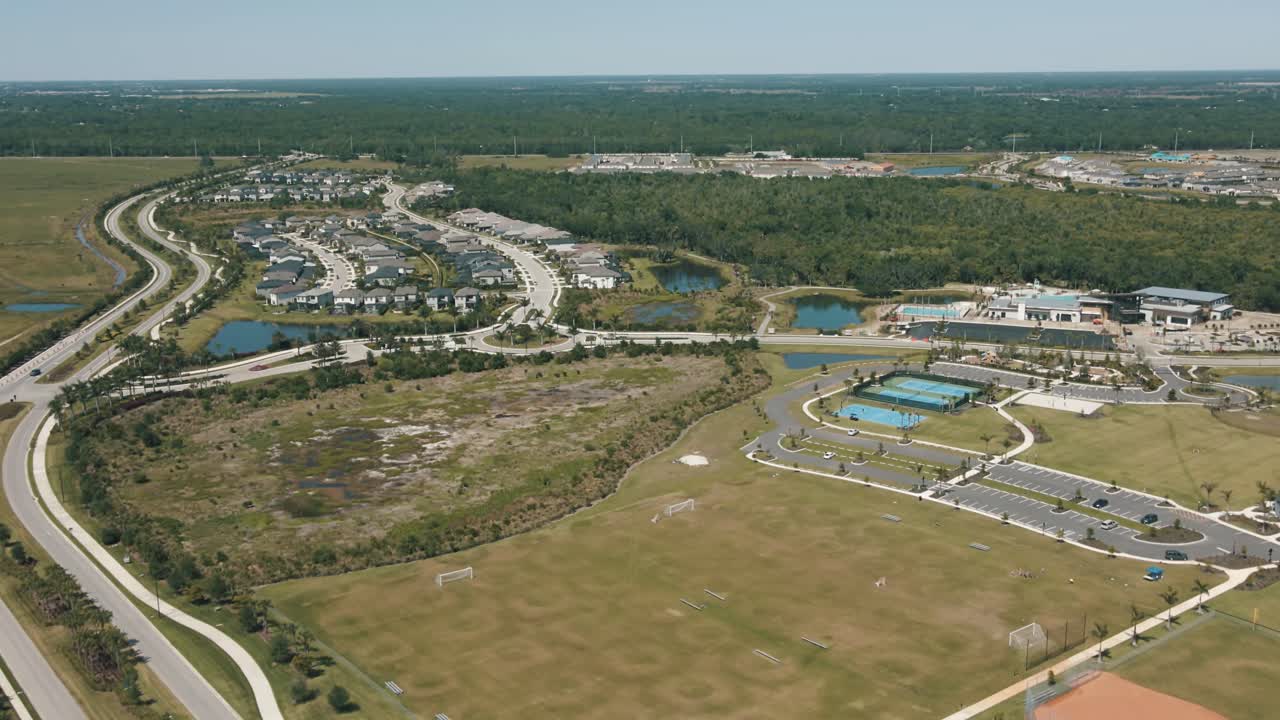 Imagens de drone de uma bela área residencial em Sarasota, Flórida