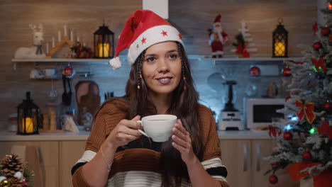mujer alegre y festiva sonriendo debido a la temporada de invierno