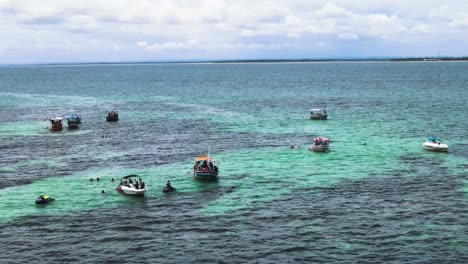 vista aérea de piscinas naturales en el arrecife de caramuanas con barcos turísticos