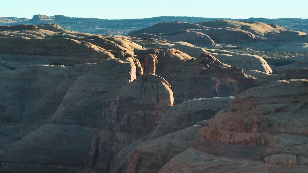 Ripresa teleobiettivo da drone di montagne e formazioni rocciose, giornata di sole nello Utah, USA