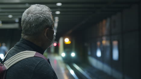 Ein-Alter-Mann-In-Der-U-Bahn