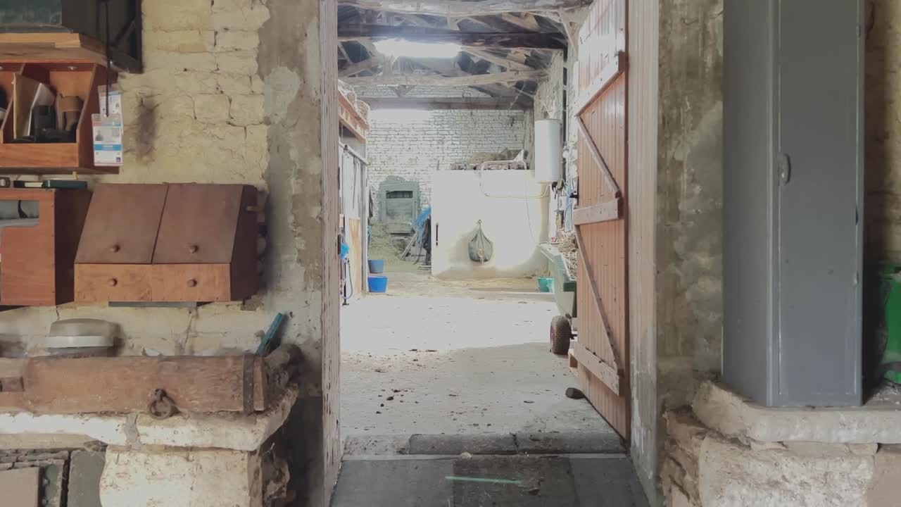 외바퀴 손수레를 사용하여 마구간에서 말똥과 흙을 비료로 사용하는 소녀