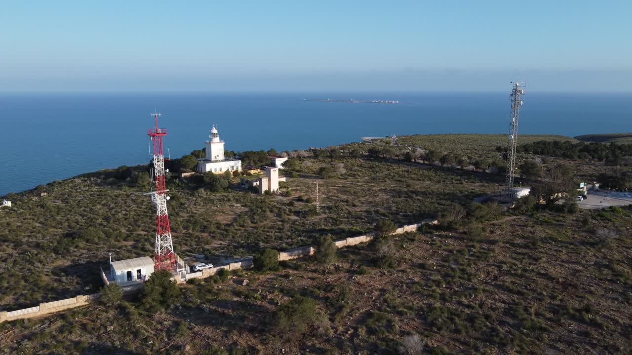 Santa Pola, İspanya'daki deniz feneri ve antenlerin statik havadan görünümü.