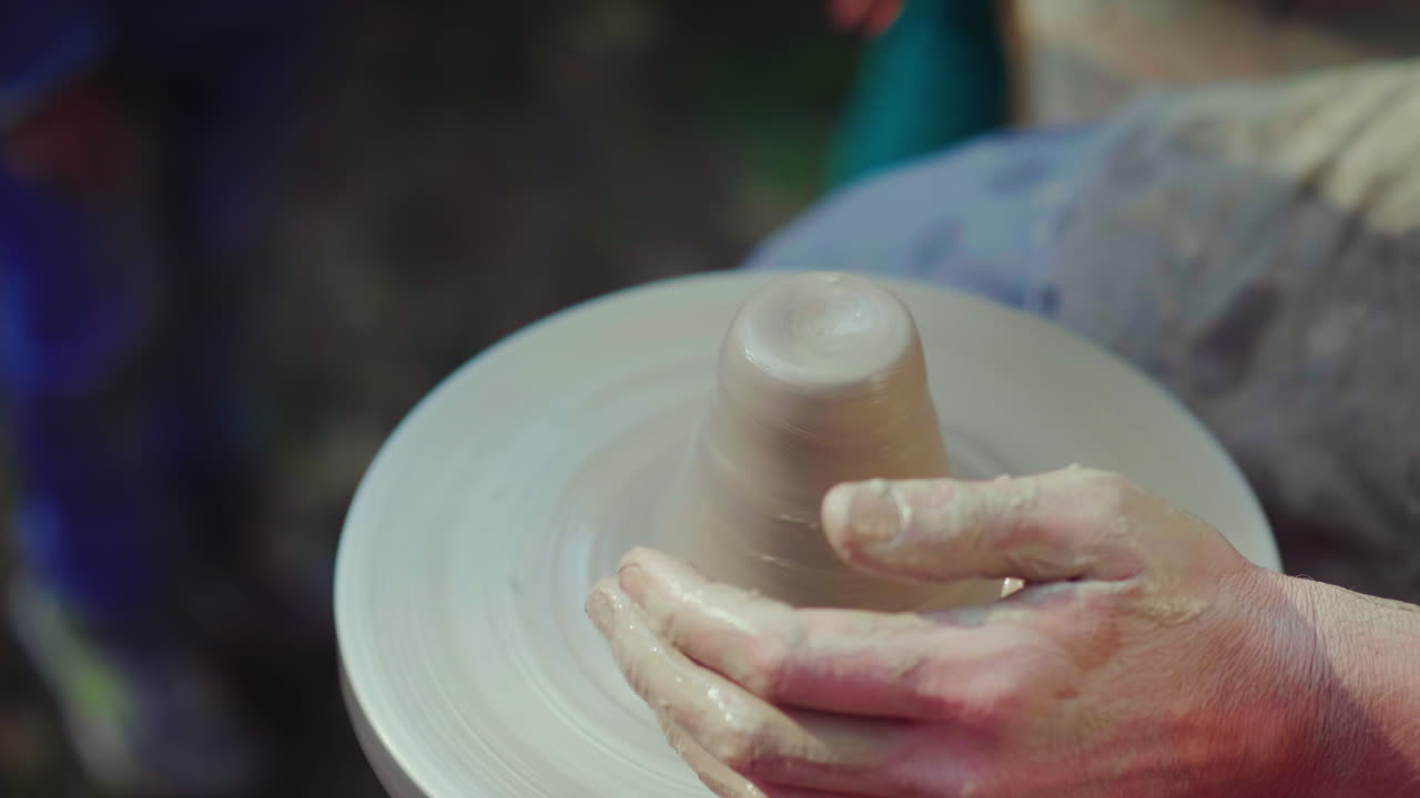 maestro alfarero enseña al niño su habilidad el concepto es la transmisión de la experiencia por generatio