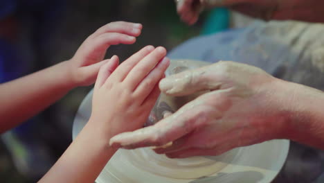 maestro alfarero enseña al niño su habilidad el concepto es la transmisión de la experiencia por generatio