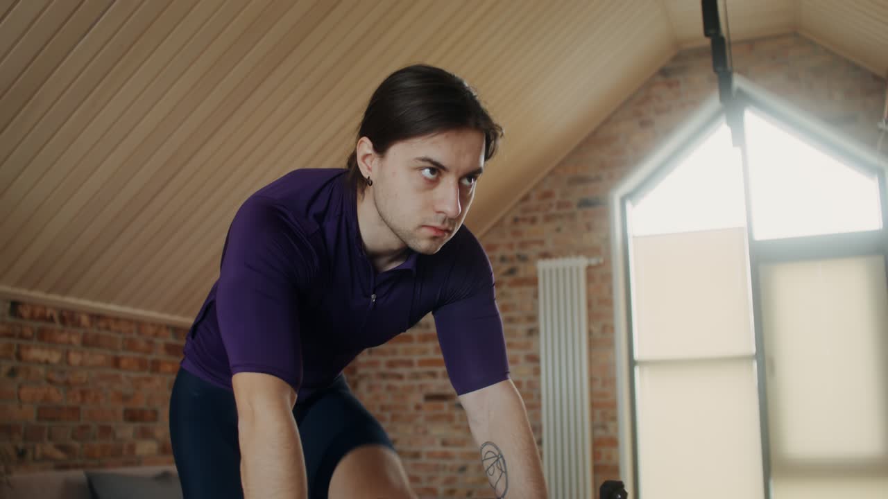 실내 자전거 타는 남자