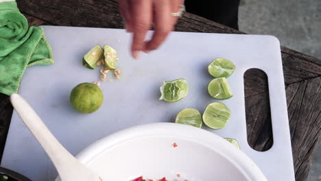 Mujer-Usando-Un-Cuchillo-De-Cocina-Para-Cortar-Y-Quitar-Semillas-De-Lima-Fresca---Tabla-De-Cortar-Blanca