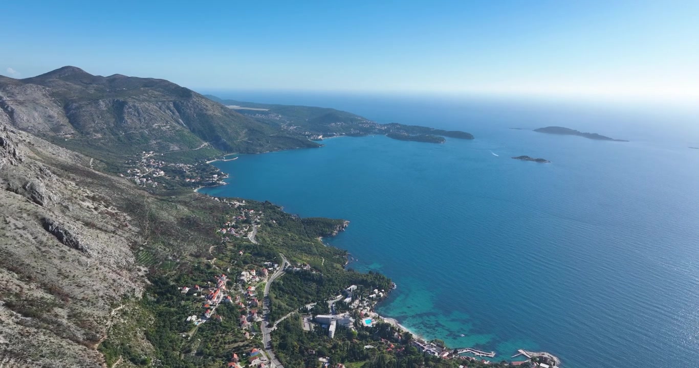Costa de Dubrovnik e Mar Adriático durante o dia na Croácia - tomada aérea.