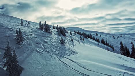 Blick-Von-Oben-Auf-Den-Verschneiten-Hang