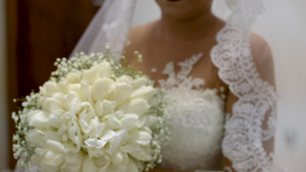 Dettaglio di un bellissimo bouquet da sposa. Telecamera in movimento.