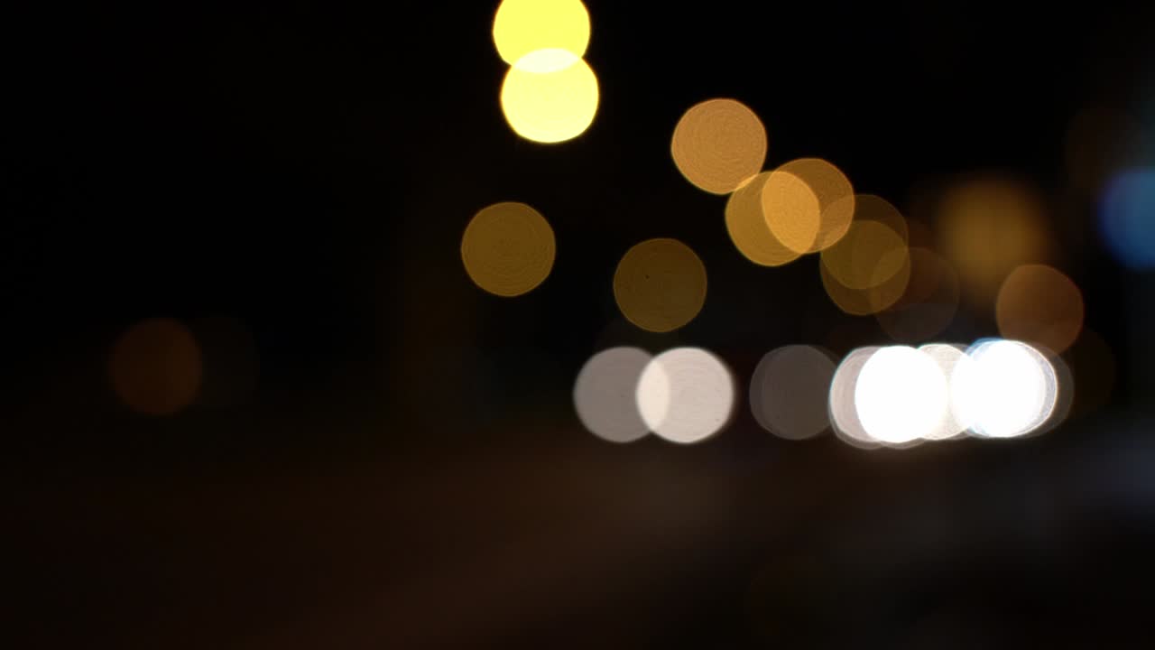 círculo borroso bokeh tráfico en la carretera por la noche