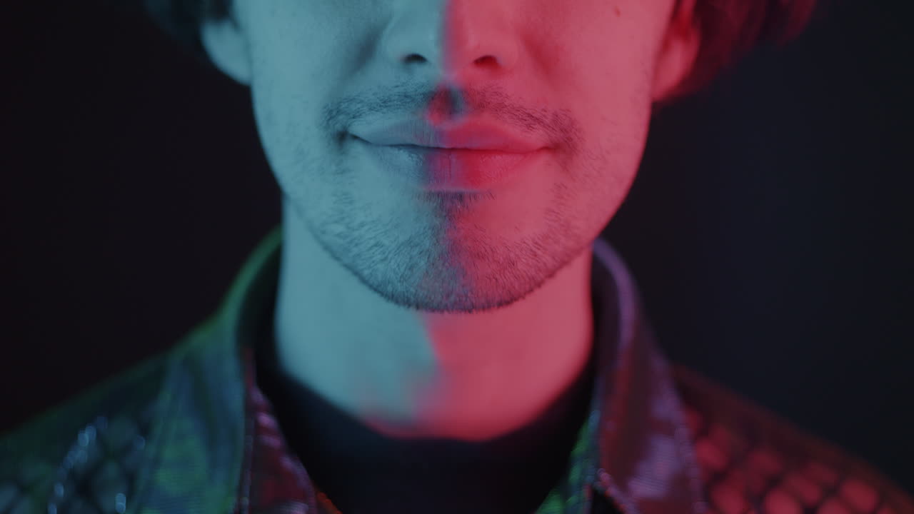 retrato en primer plano de un hombre con iluminación de neón