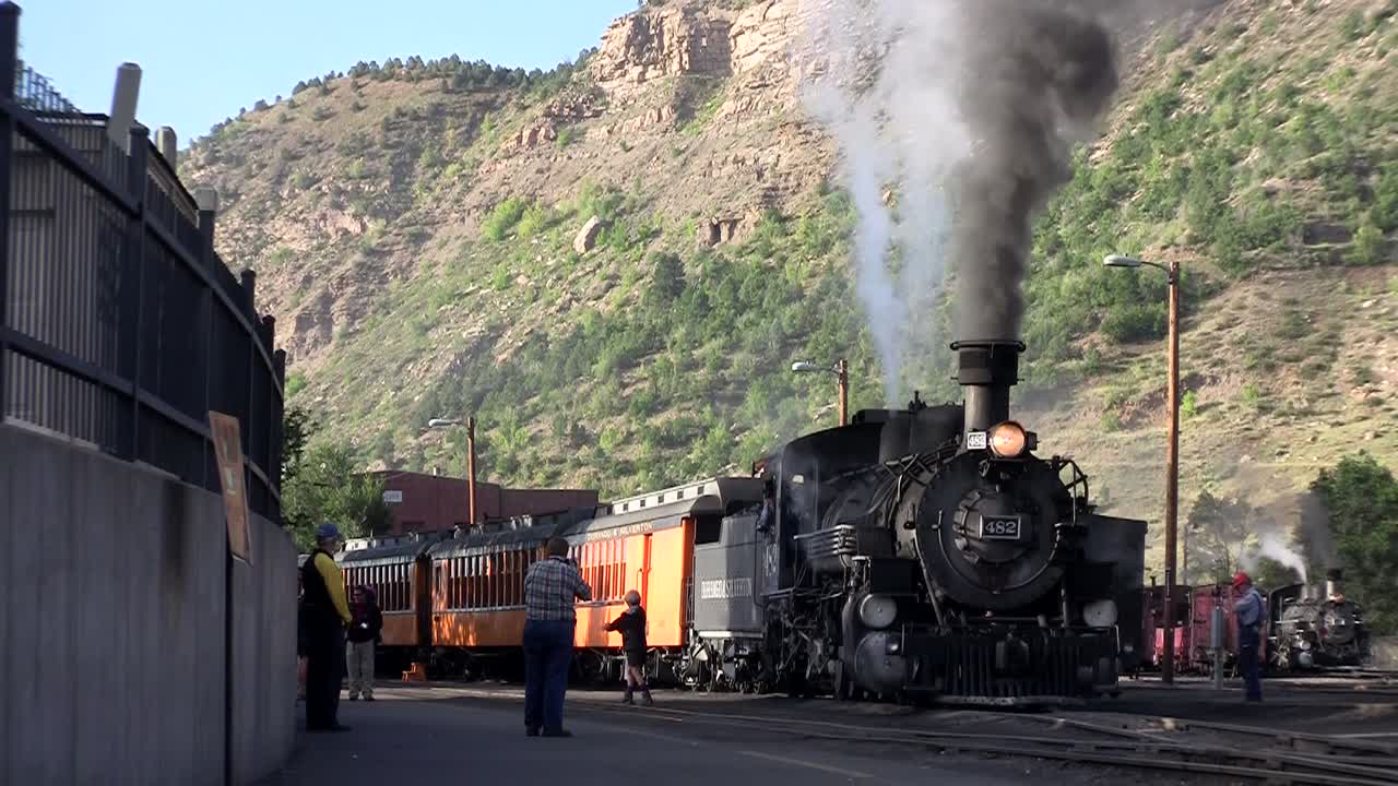 역에서 증기 기관차