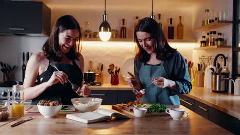dos mujeres cocinando juntas en una cocina