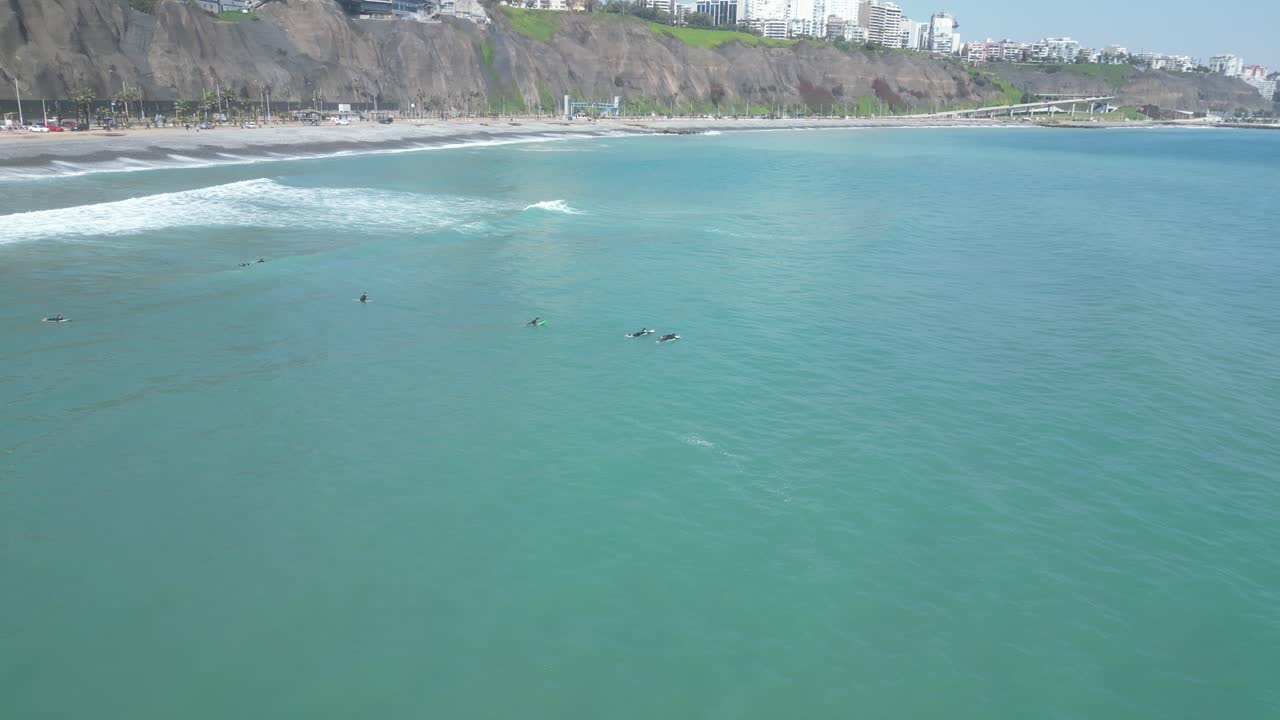 toma aérea de drones de la playa en miraflores