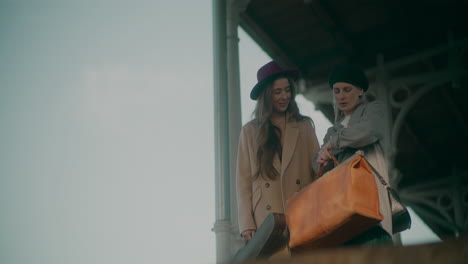 Dos-Mujeres-Hablando-De-La-Estación-De-Tren