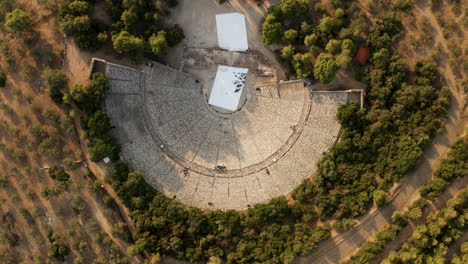 Vista-De-Pájaro-Del-Famoso-Anfiteatro-Antiguo-Epidauros-Ubicado-En-Grecia-Cerca-De-La-Ciudad-De-Lighourio---Toma-Aérea