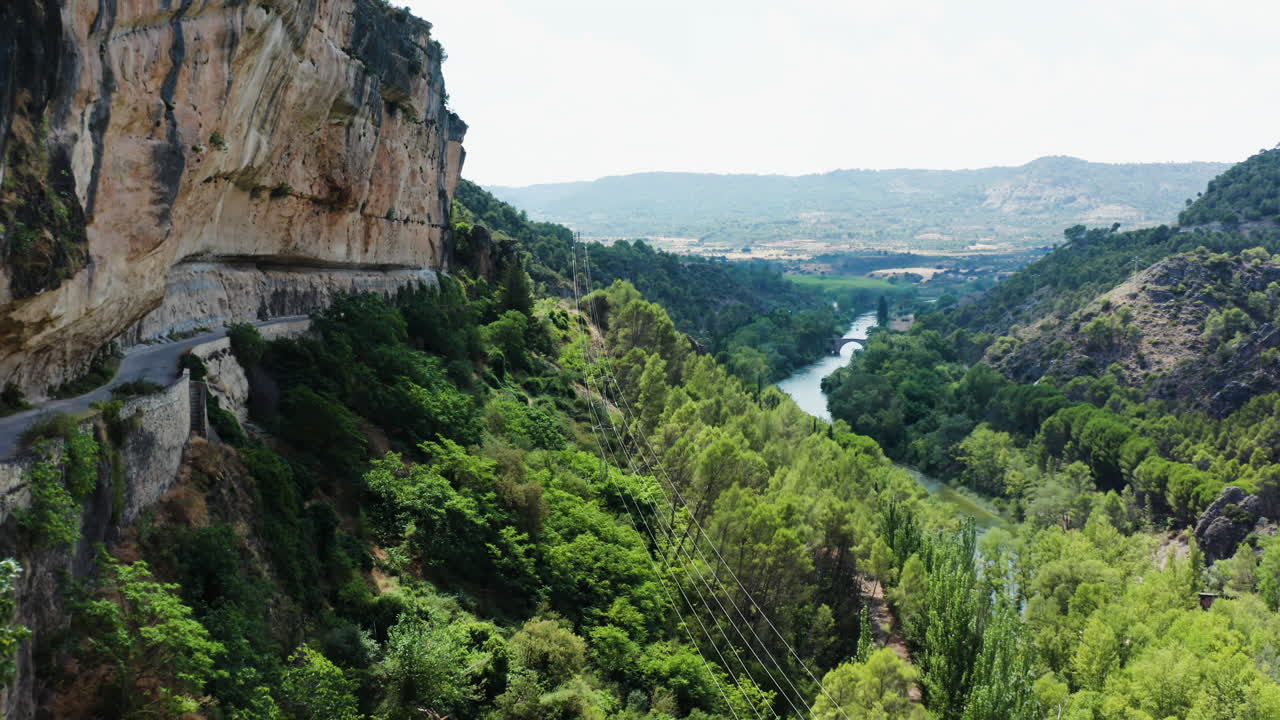 toma aérea de la meseta, la colina boscosa y la carretera mirador el puente romano