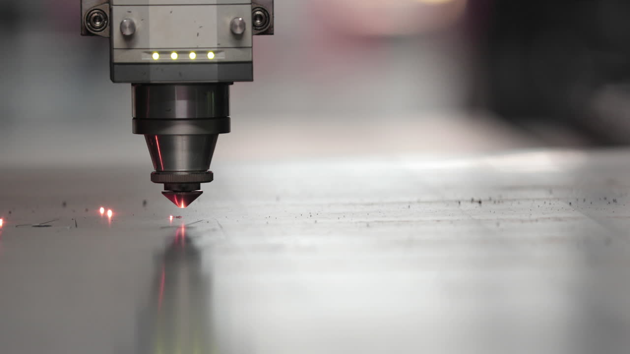 proceso de corte por láser en una hoja de acero inoxidable en una fábrica