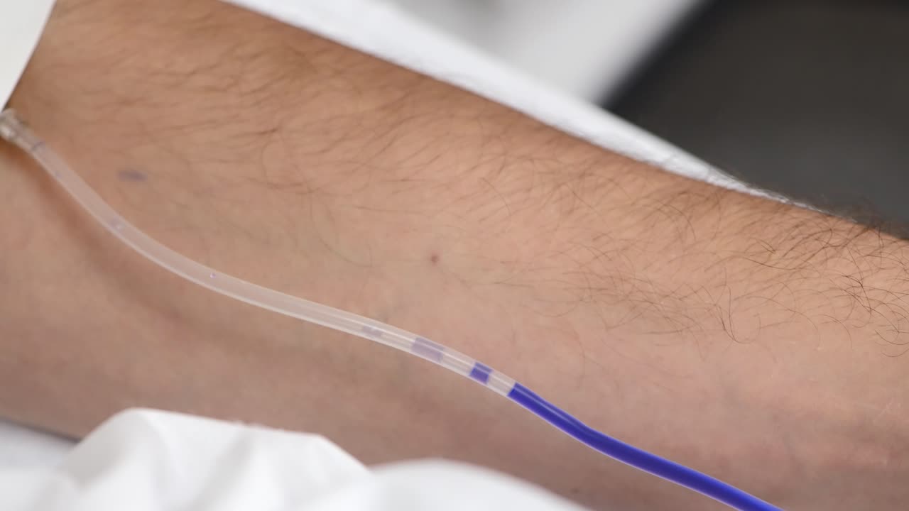 Paziente che riceve fluidi endovenosi