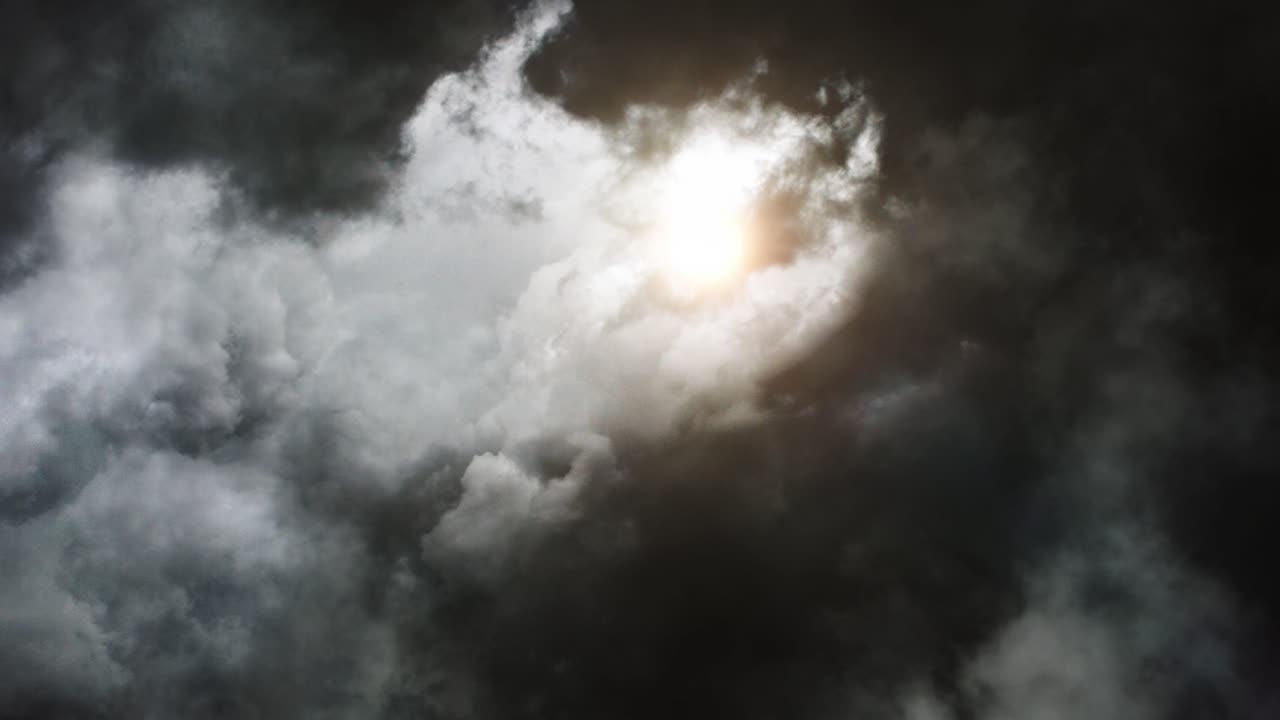 그 뒤에 햇빛과 함께 하늘에서 움직이는 두꺼운 검은 구름