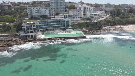 Bondi-Beach---Ozeanwellen,-Die-Im-Sommer-Am-Bondi-eisbergpool-Zusammenstoßen---Sydney,-Nsw,-Australien