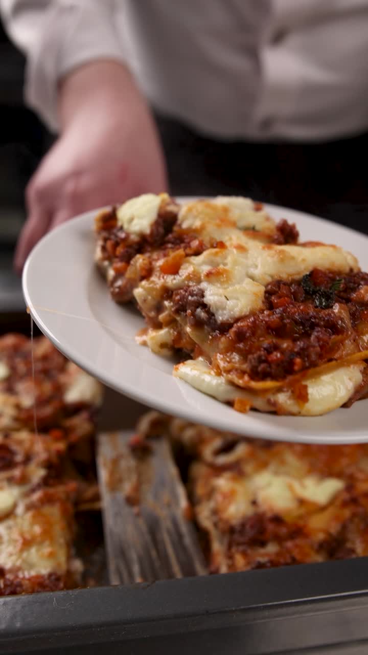 라자냐를 제공하는 셰프