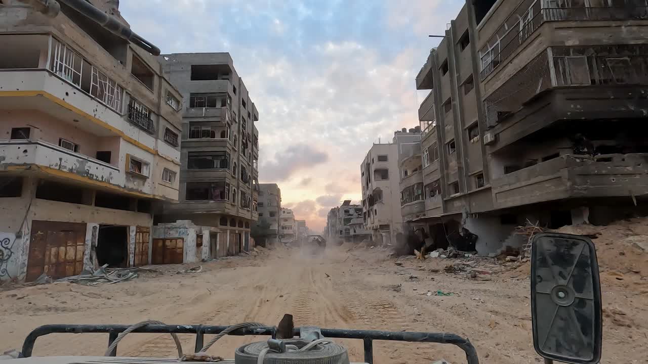una patrulla israelí de humvee avanza a través de un área construida después de los ataques con cohetes.