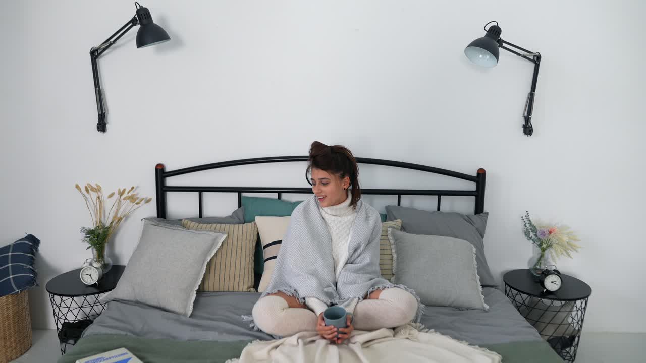 술을 마시며 침대에서 휴식을 취하는 여자