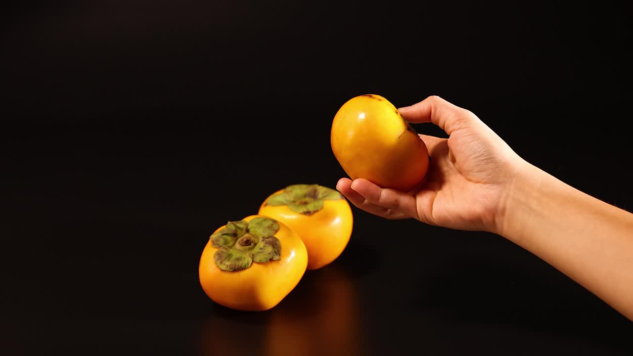 manos interactuando con la fruta del dragón en la mesa