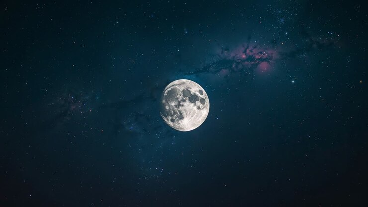 Lua cheia ocupando a posição central em cena do espaço sideral, com estrelas distantes e arco de nebulosa rosada