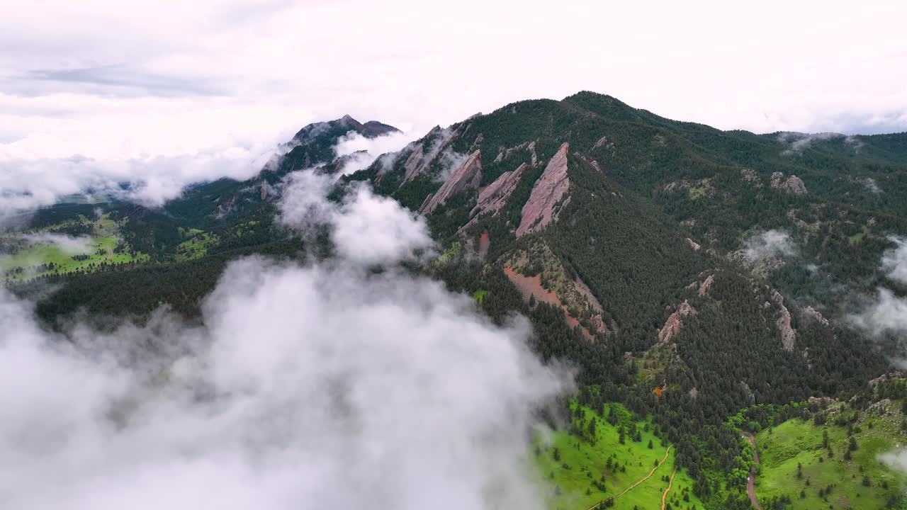 vista de aviones no tripulados sobre nubes de losas de roca escarpadas de flatirones en el parque chautauqua