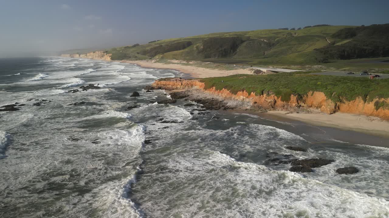 imágenes aéreas de drones sobre la playa del estado de pescadero desde la península del norte de california