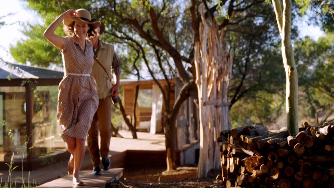 나무 판자 4k에서 달리는 고령 커플