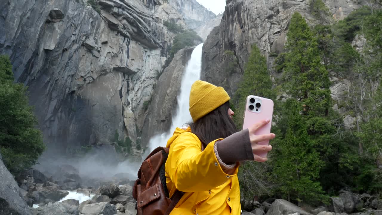 Görkemli Şelalenin Önünde Akıllı Telefonla Selfie Çeken Mutlu Kadın