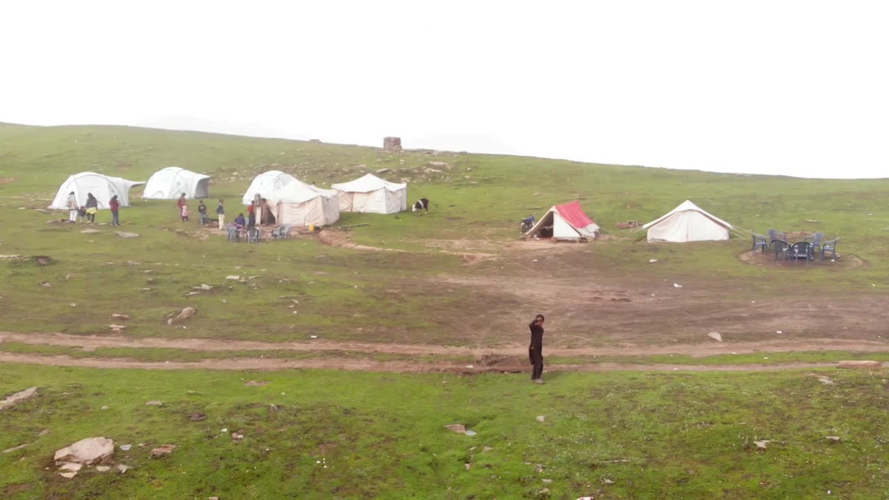 카슈미르의 아름다운 계곡의 패닝 샷