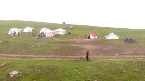 una toma panorámica de un hermoso valle en cachemira