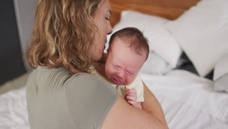 Video-Einer-Glücklichen-Kaukasischen-Mutter,-Die-Ihr-Neugeborenes-Baby-Umarmt