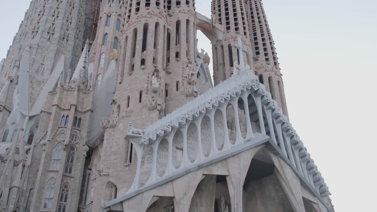 Sagrada Familia, Facciata della Passione, Inclinazione verso il basso dal lato sinistro 4k 30fps