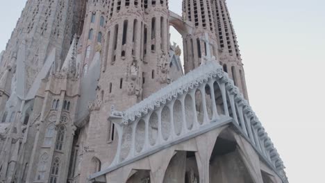 Fassade-Der-Sagrada-Familia-Passion,-Von-Links-Nach-Unten-Geneigt,-4K-30fp