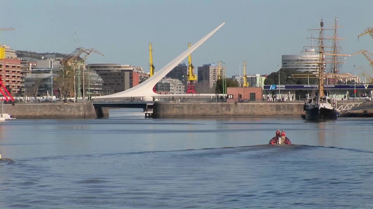 항해 보트와 다리 푸에르토 마데로와 부에노스 아이레스 항구