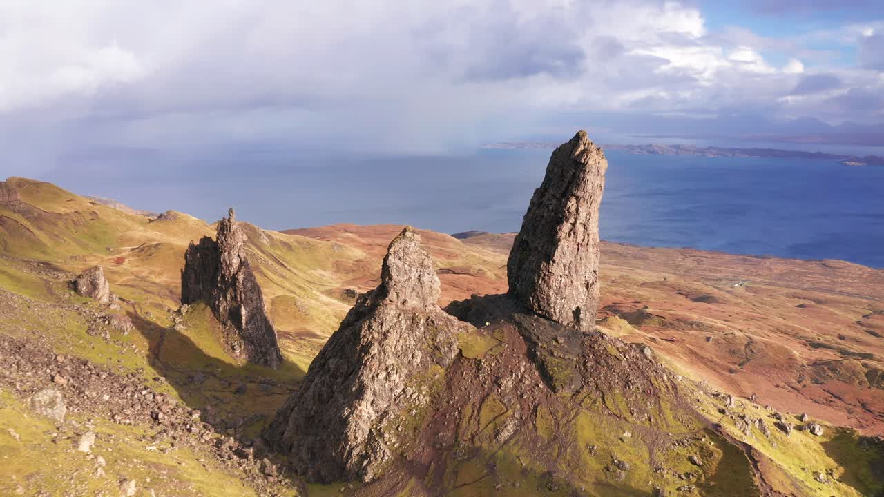 sobrevuelo aéreo con drones del anciano de storr y el mar en skye, escocia, otoño