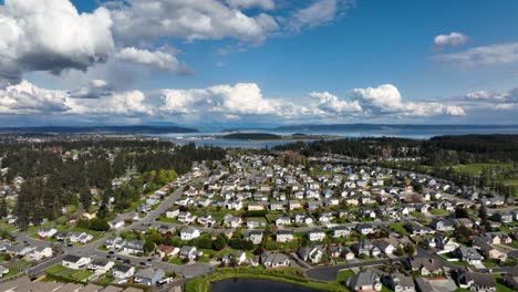 Amplia-Toma-Aérea-Alejándose-Del-Vasto-Mar-De-Casas-Suburbanas-De-Oak-Harbor-En-Whidbey-Island