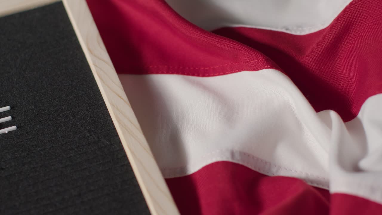 표지판의 클로즈업 읽기 부탁드립니다 미국 스타 앤 스트라이프스  ⁇ 발에 누워서 투표하세요 미국 선거 2024 1