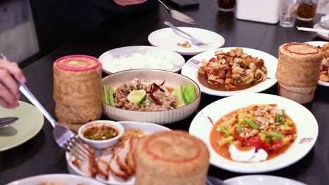 전통적인 태국 요리를 공유하는 식사