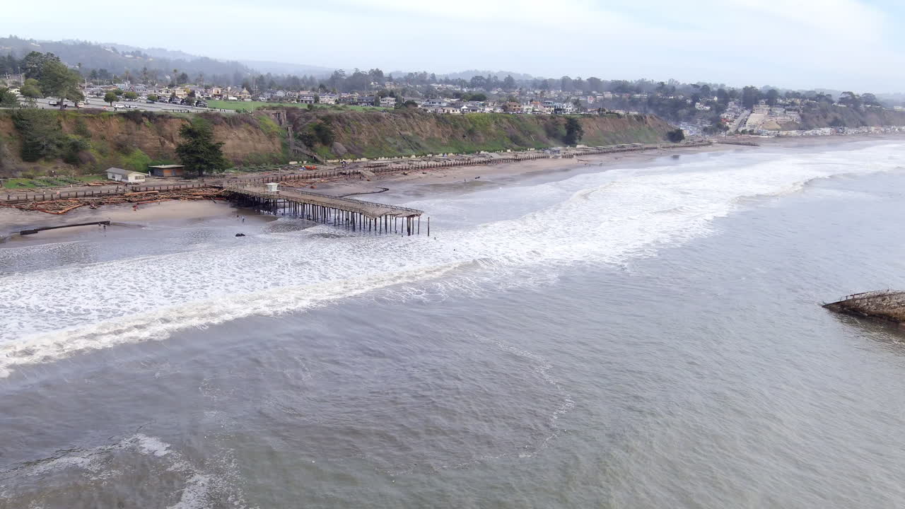 산타크루즈 해안선의 시클리프 폭탄 사이클론 부두 폭풍 피해, 강한 폭풍우에 대한 공중 전망