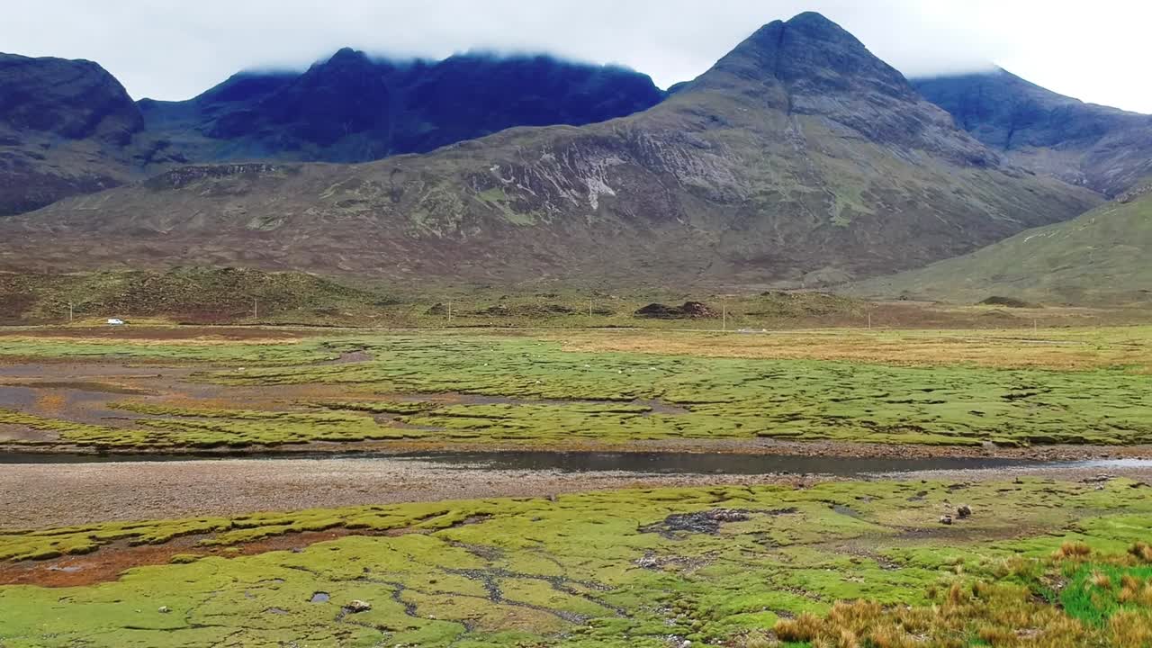 스코틀랜드 고원 풍경의 트업 드론